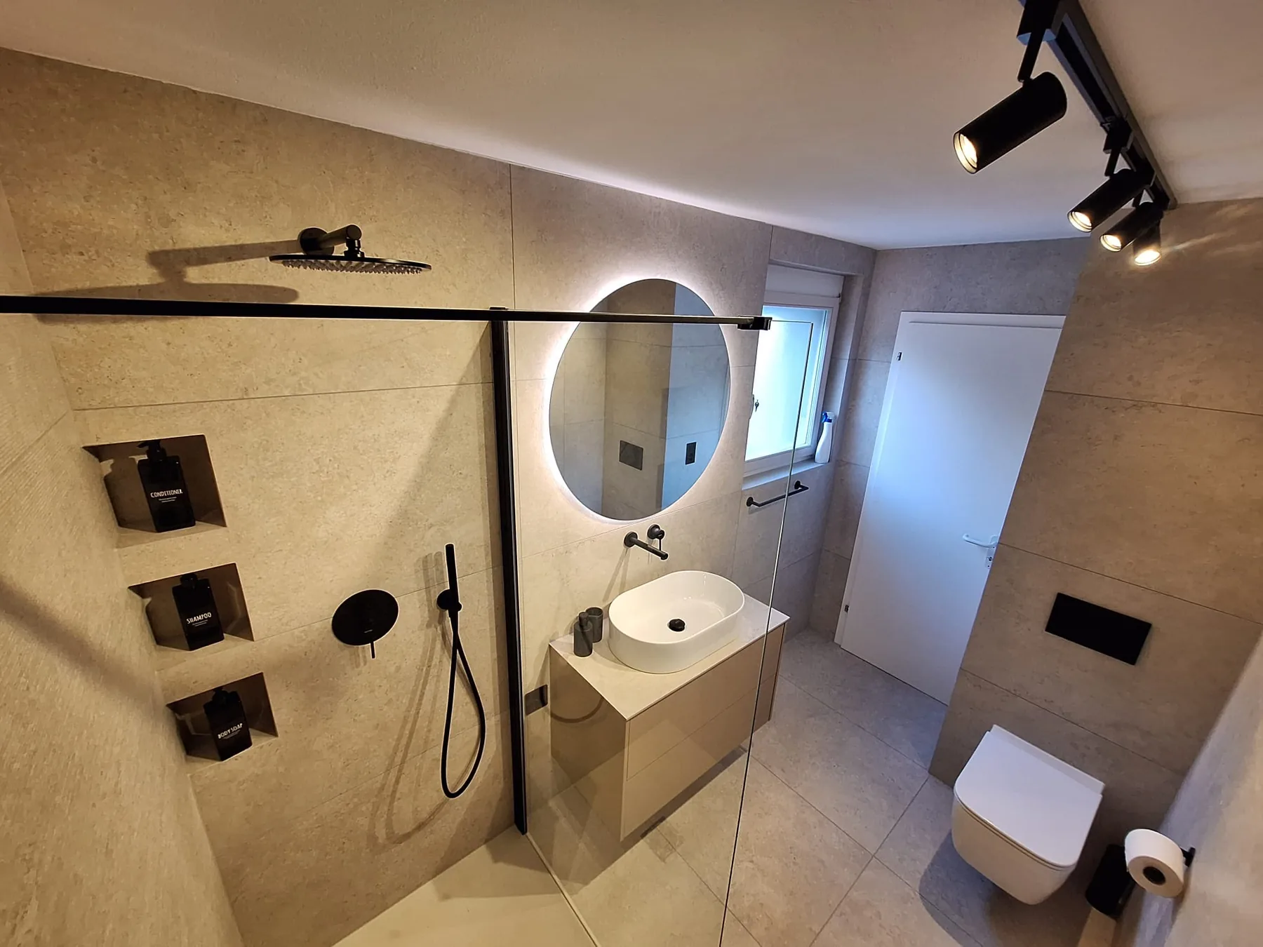 Un bagno realizzato da Pavirist: rivestimenti, doccia e arredo coordinati